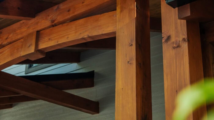 A lush wooden log cabin with natural materials, set in a scenic mountain environment, showcasing cus.